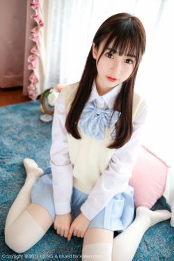 老妇女擦她下面毛茸茸的